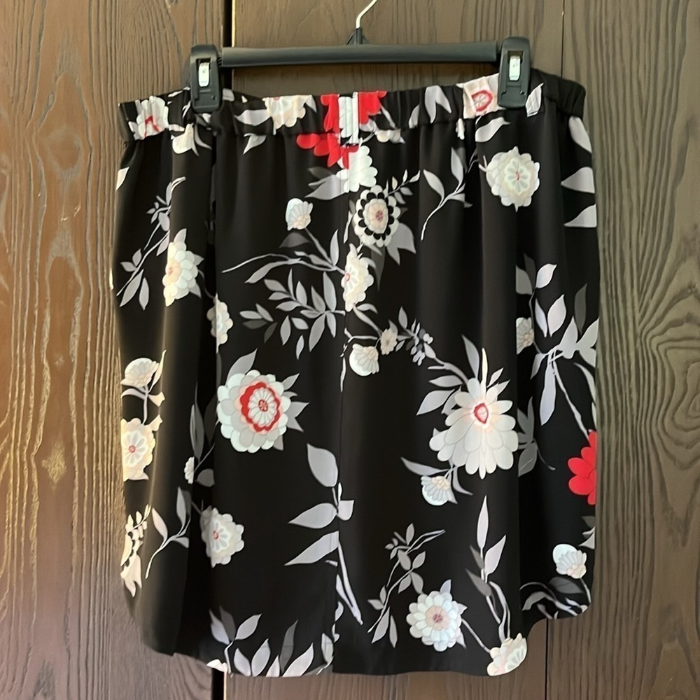 Loft black with floral pattern skirt. Size Large - Picture 4 of 10